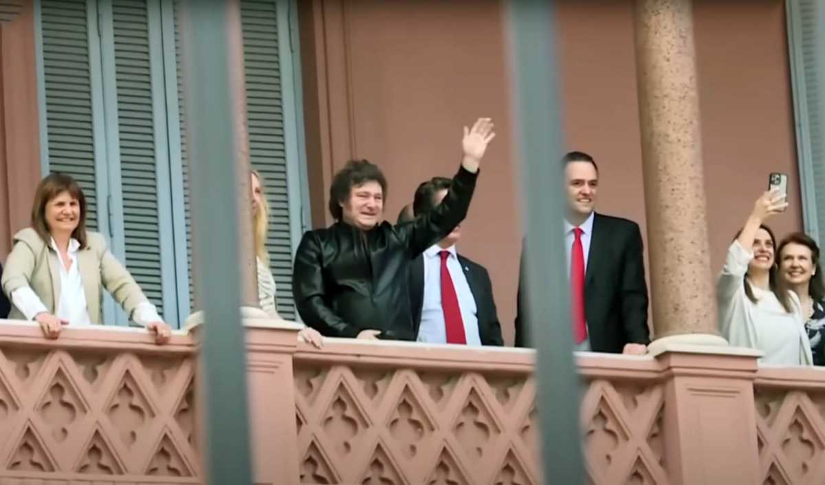 Milei Y Su Gabinete Saludaron A La Gente Desde El Balcón De Casa Rosada